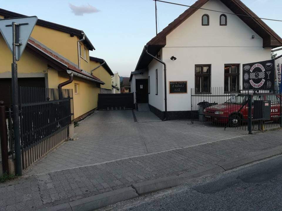 BadBoys Pizza - budova zvonku